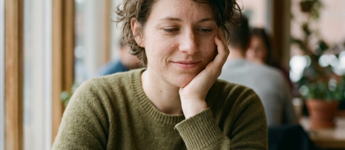 Candid documentary-style lifestyle photograph, warm natural daylight, [eine Ladenbesitzerinein Ladenbesitzer, Anfang 30] and a smiling customer in a [kleine Boutique gemütliches Café Weinladen], (4)